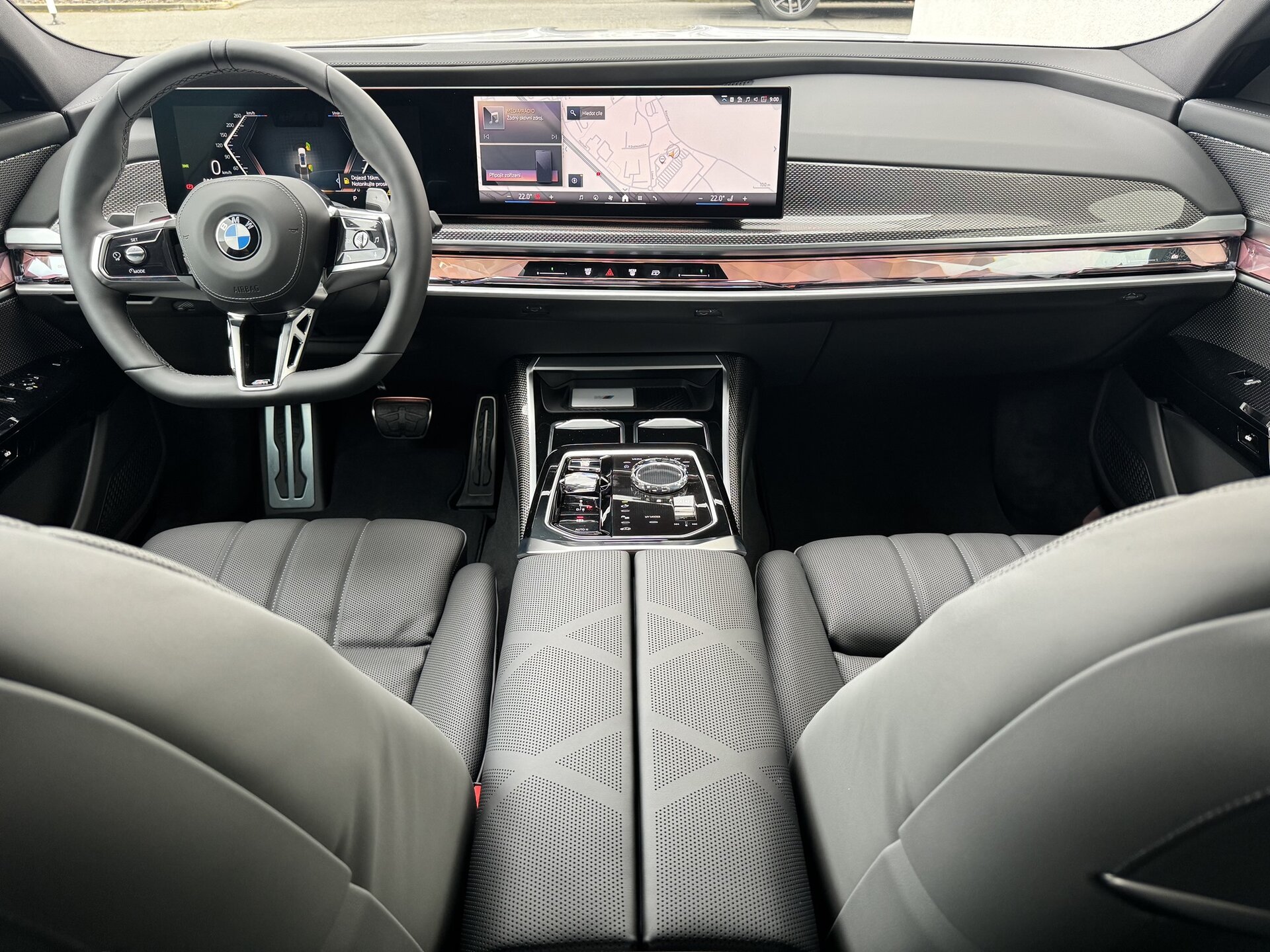BMW 740d xDrive Msport | nové české auto | luxusní naftová limuzína | skladem | super cena | nákup online na AUTOiBUY.com